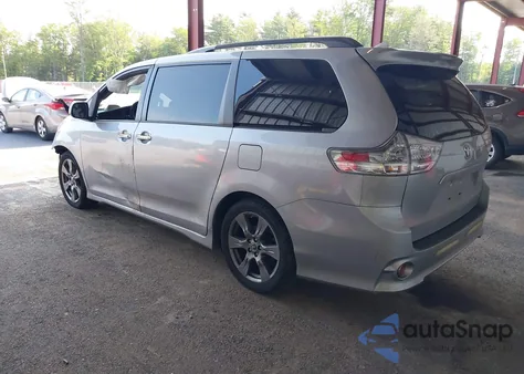 2018 Toyota Sienna Se/Se Premium z USA, uszkodzony, nr VIN 5TDXZ3DC0JS950481